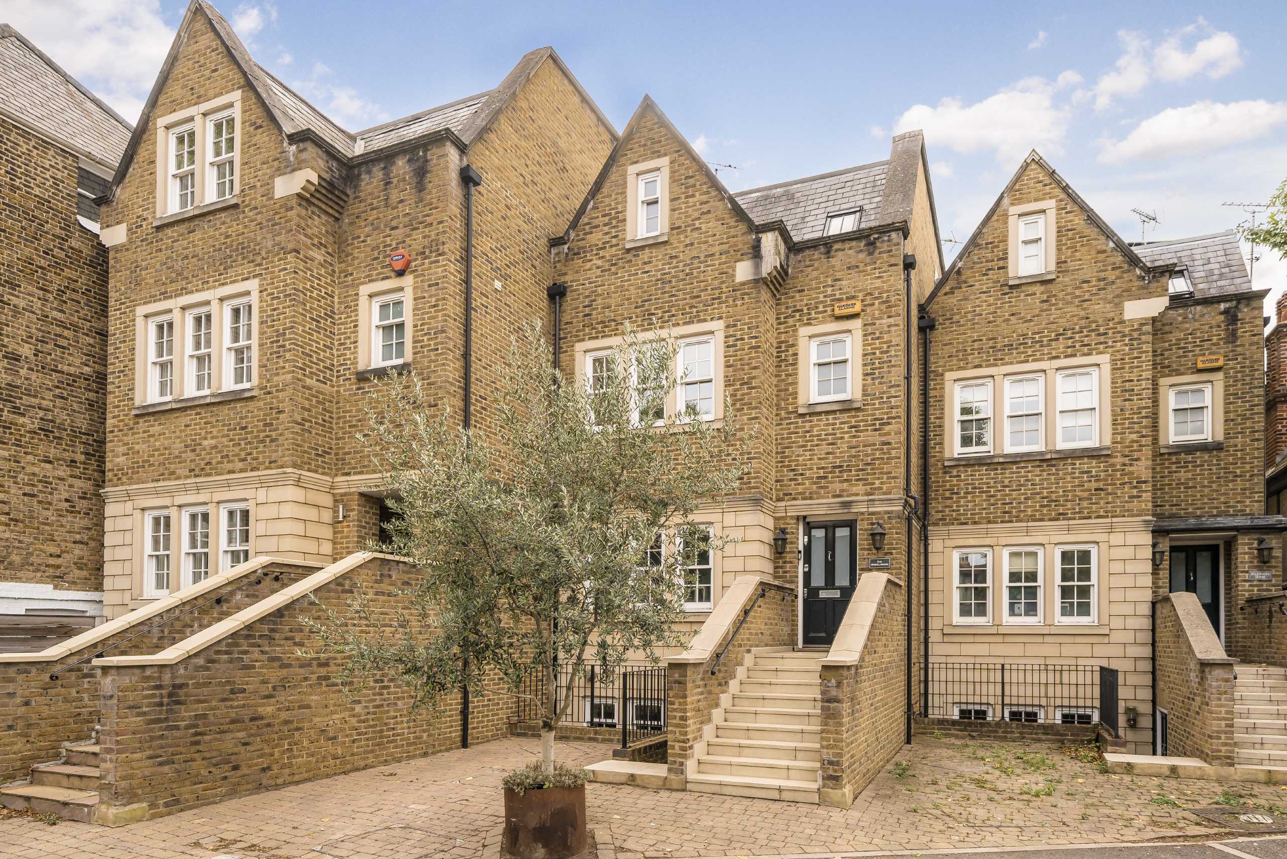 House Grove Park Road in Greater London
