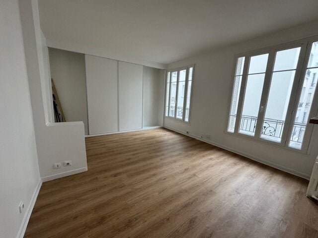 Flat Rue Gustave Rouanet in Paris