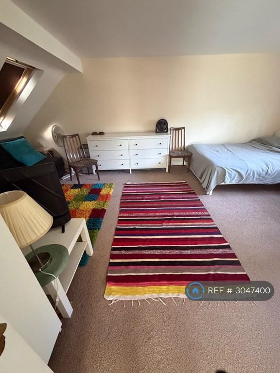 Room Wentworth Close in Greater London