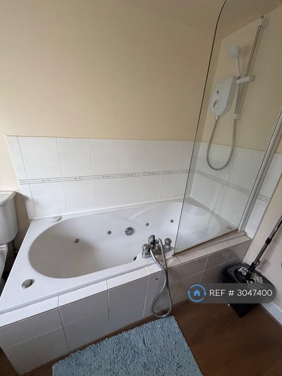 Room Wentworth Close in Greater London