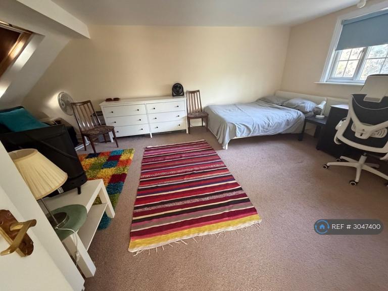 Room Wentworth Close in Greater London