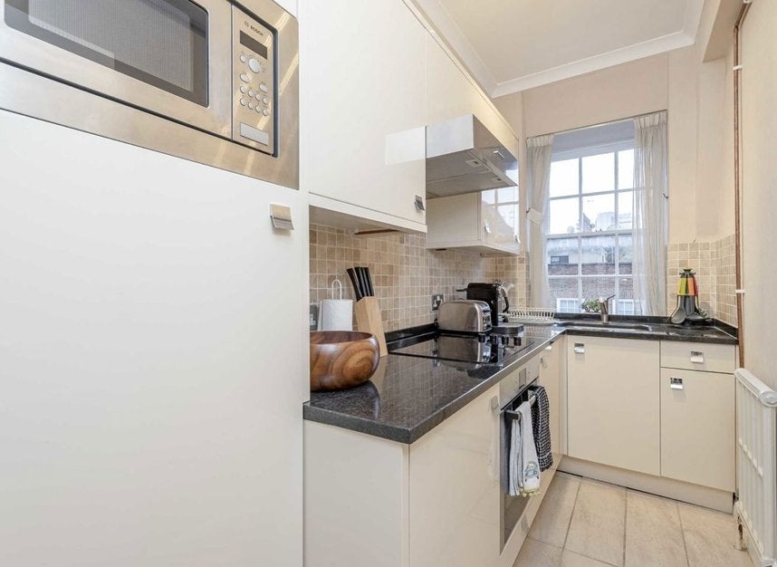 Flat Upper Grosvenor Street in City of Westminster