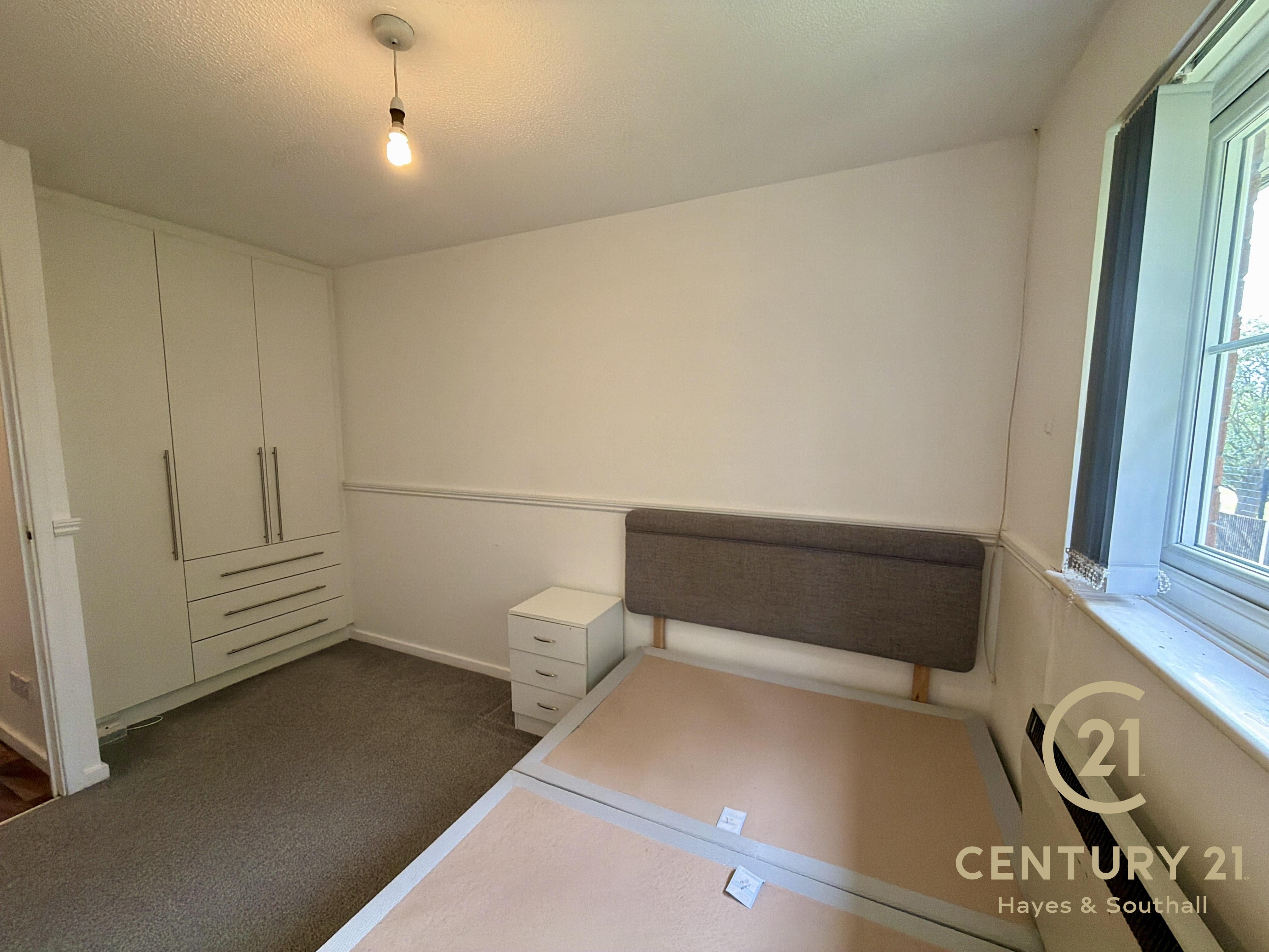 Flat Clarkes Drive in Greater London