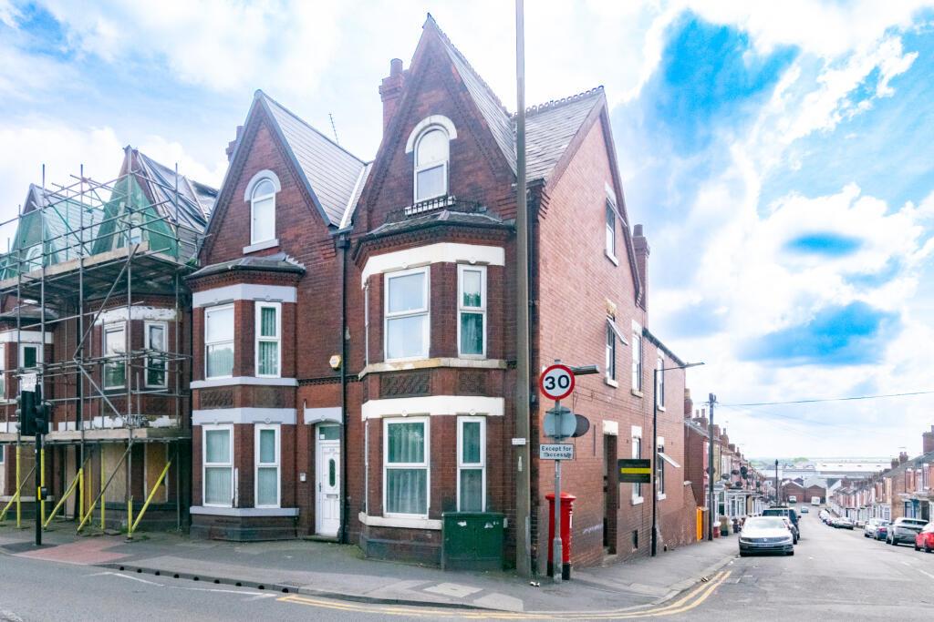 House Carr View Avenue in Doncaster