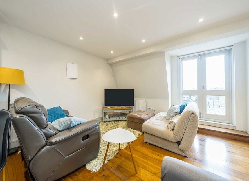 Flat Goldhawk Road in Greater London