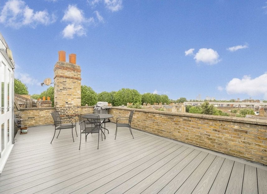 Flat Goldhawk Road in Greater London
