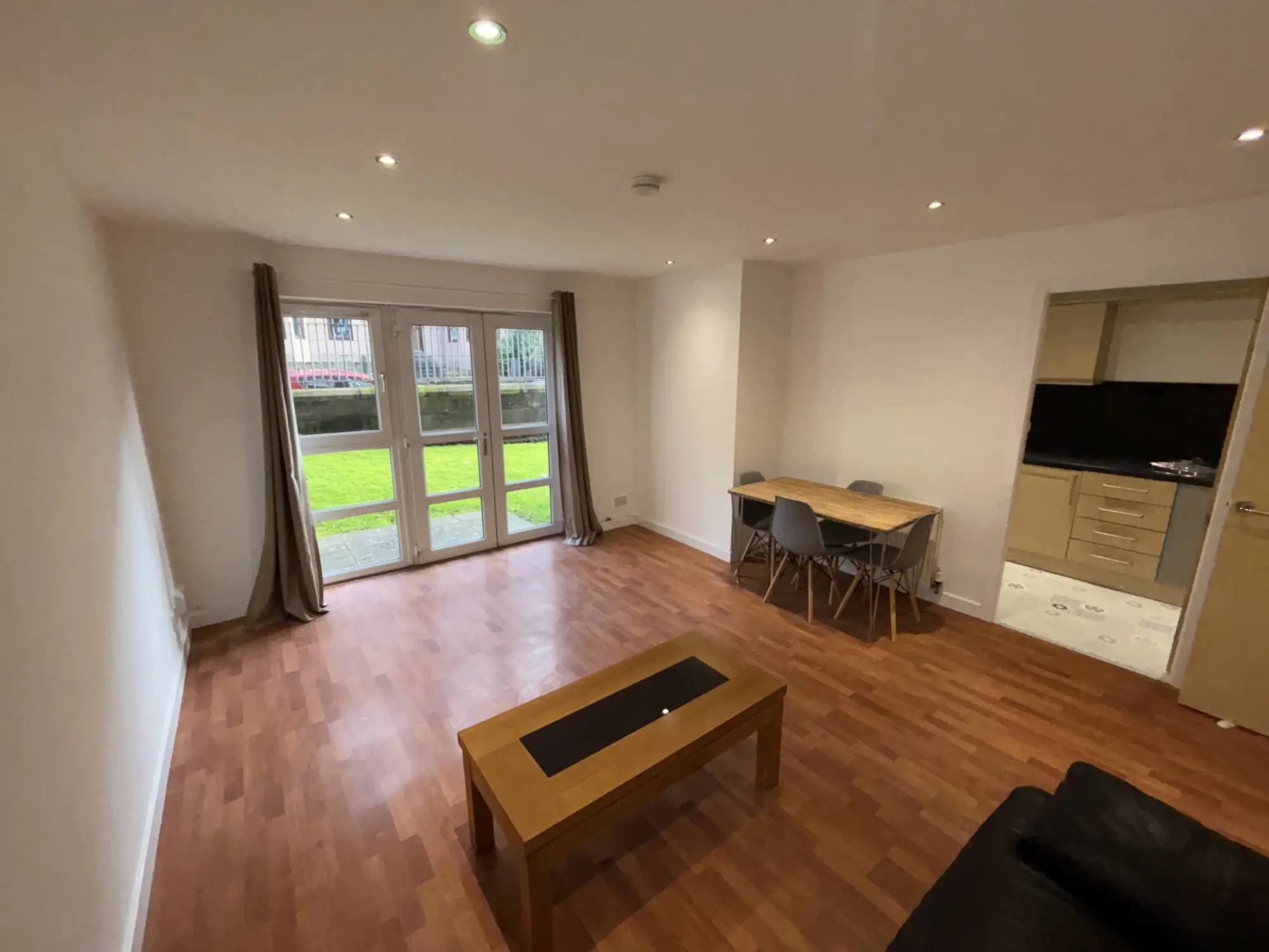 Flat Whitehill Place in Glasgow