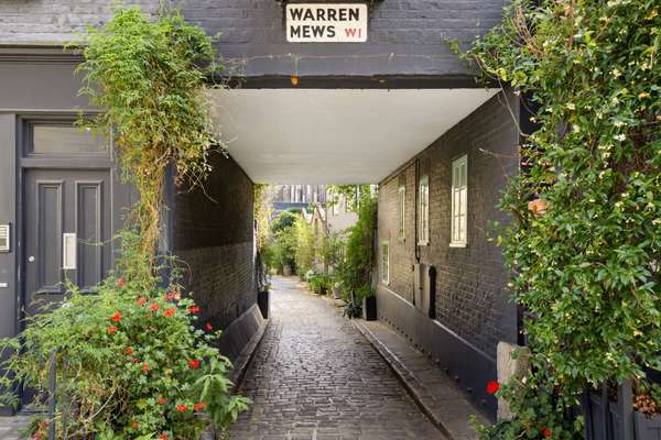 House Warren Mews in Greater London