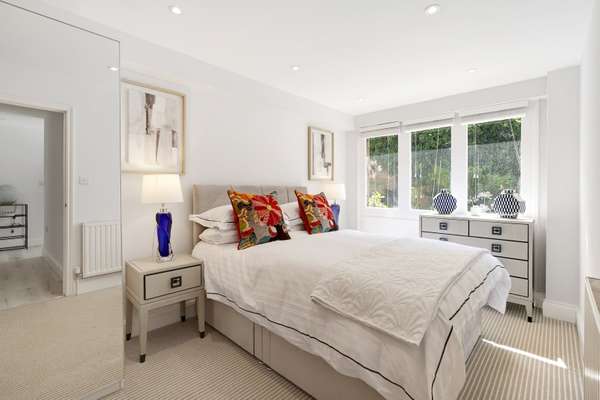 House Warren Mews in Greater London