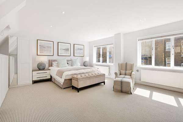 House Warren Mews in Greater London