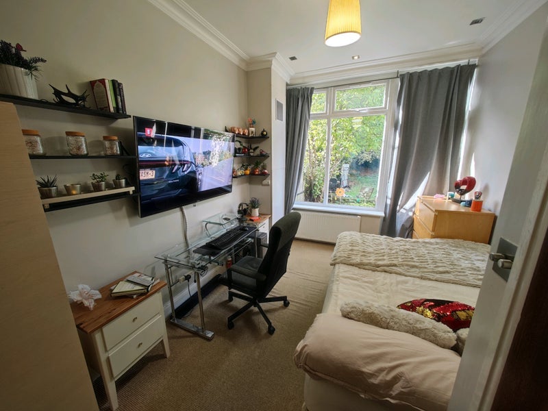 Flat Longfield Road in Greater London