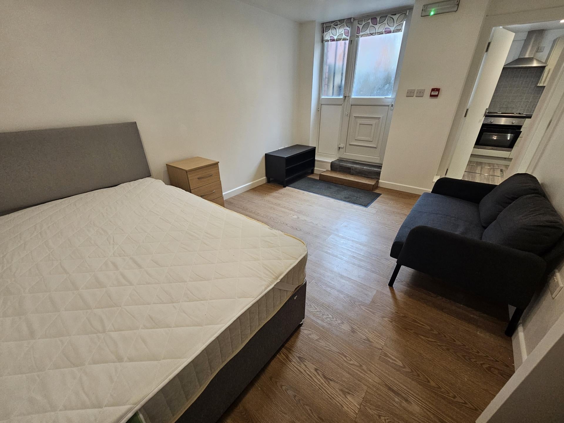 Flat Estcourt Terrace in Leeds