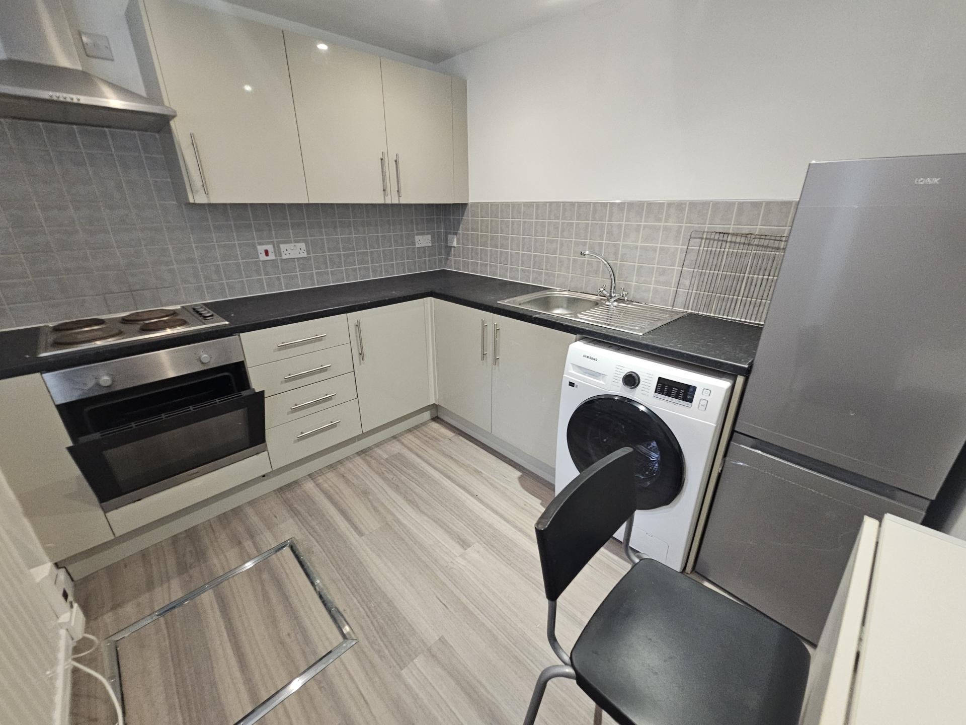 Flat Estcourt Terrace in Leeds