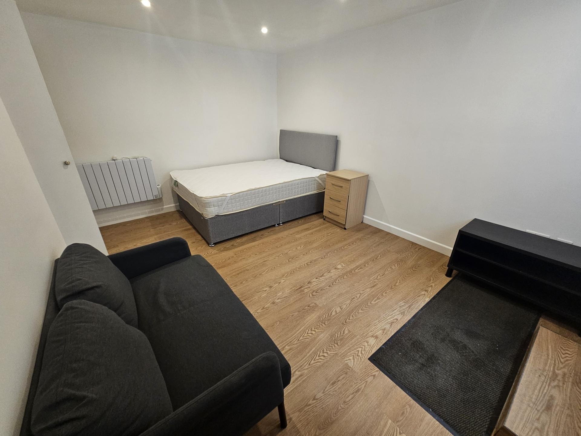 Flat Estcourt Terrace in Leeds