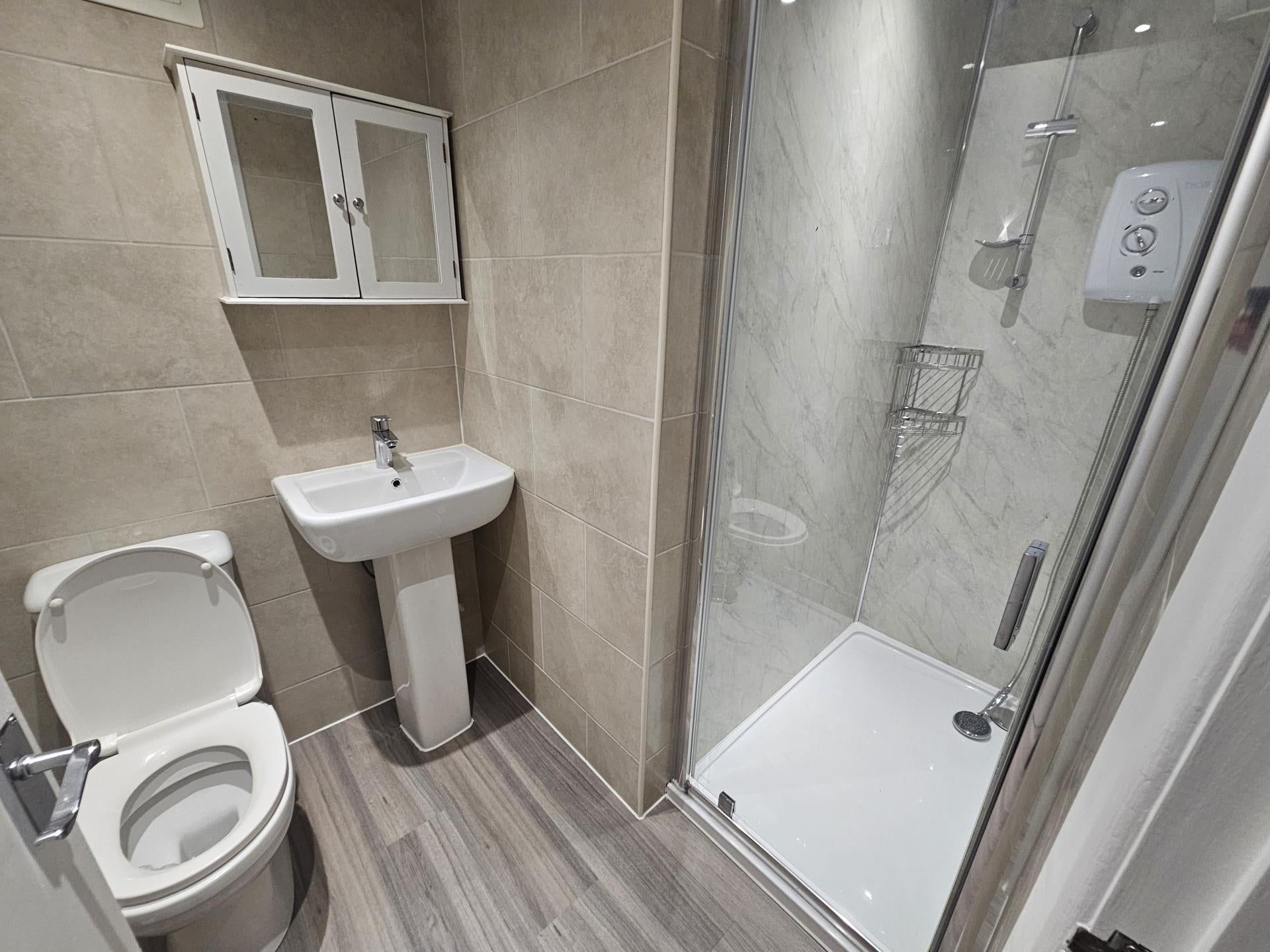 Flat Estcourt Terrace in Leeds