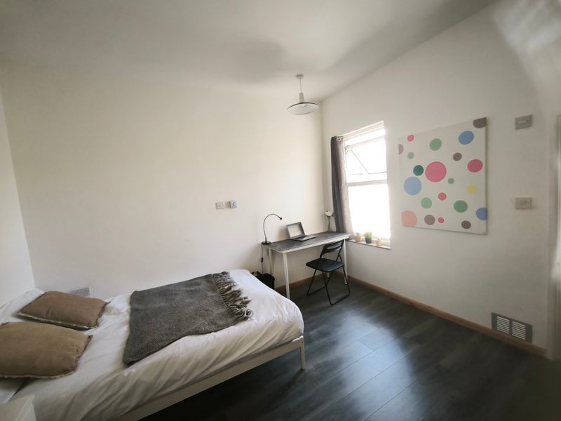 Room Knole Road in Bournemouth