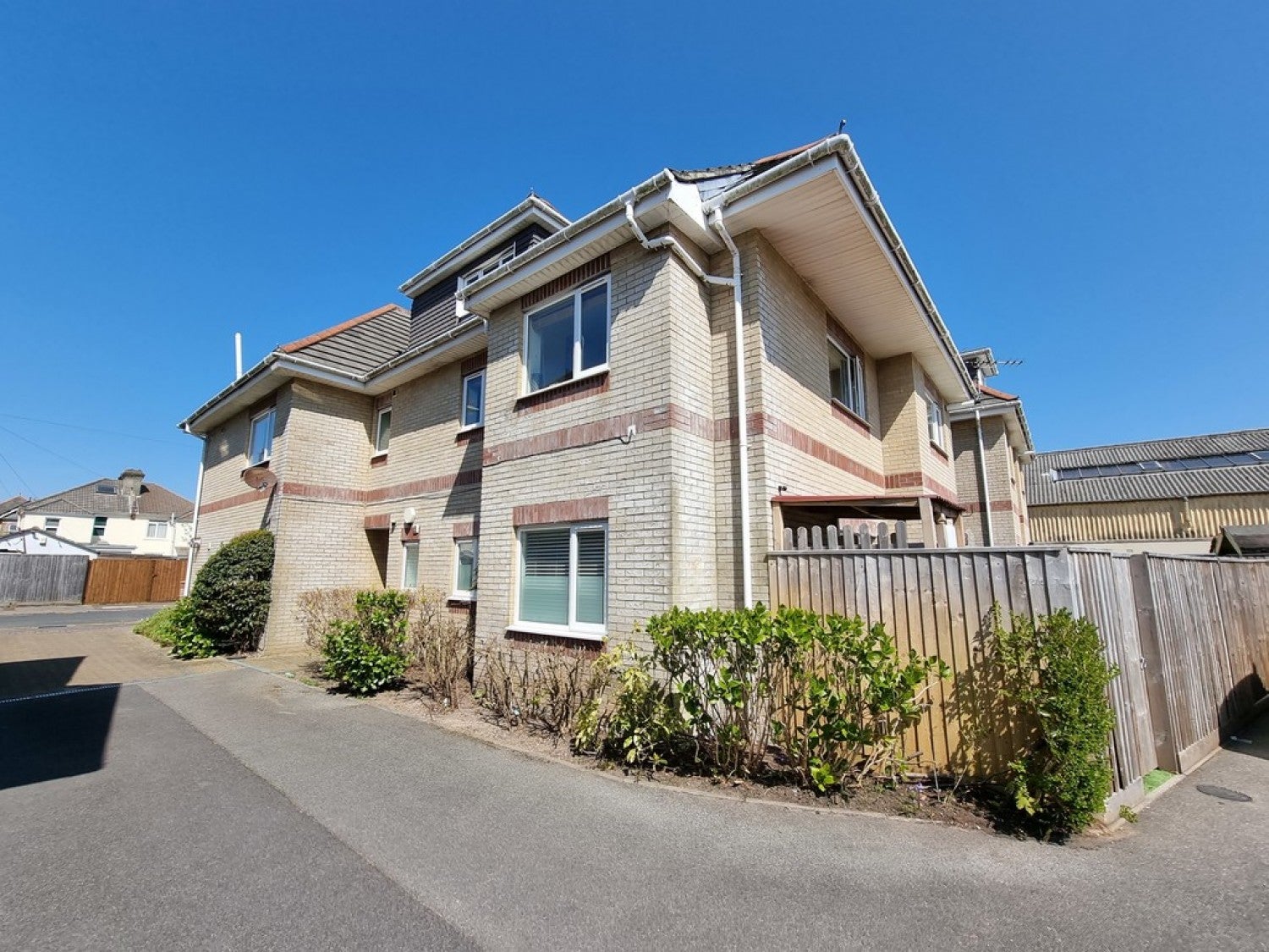 Flat Woodside Road in Bournemouth