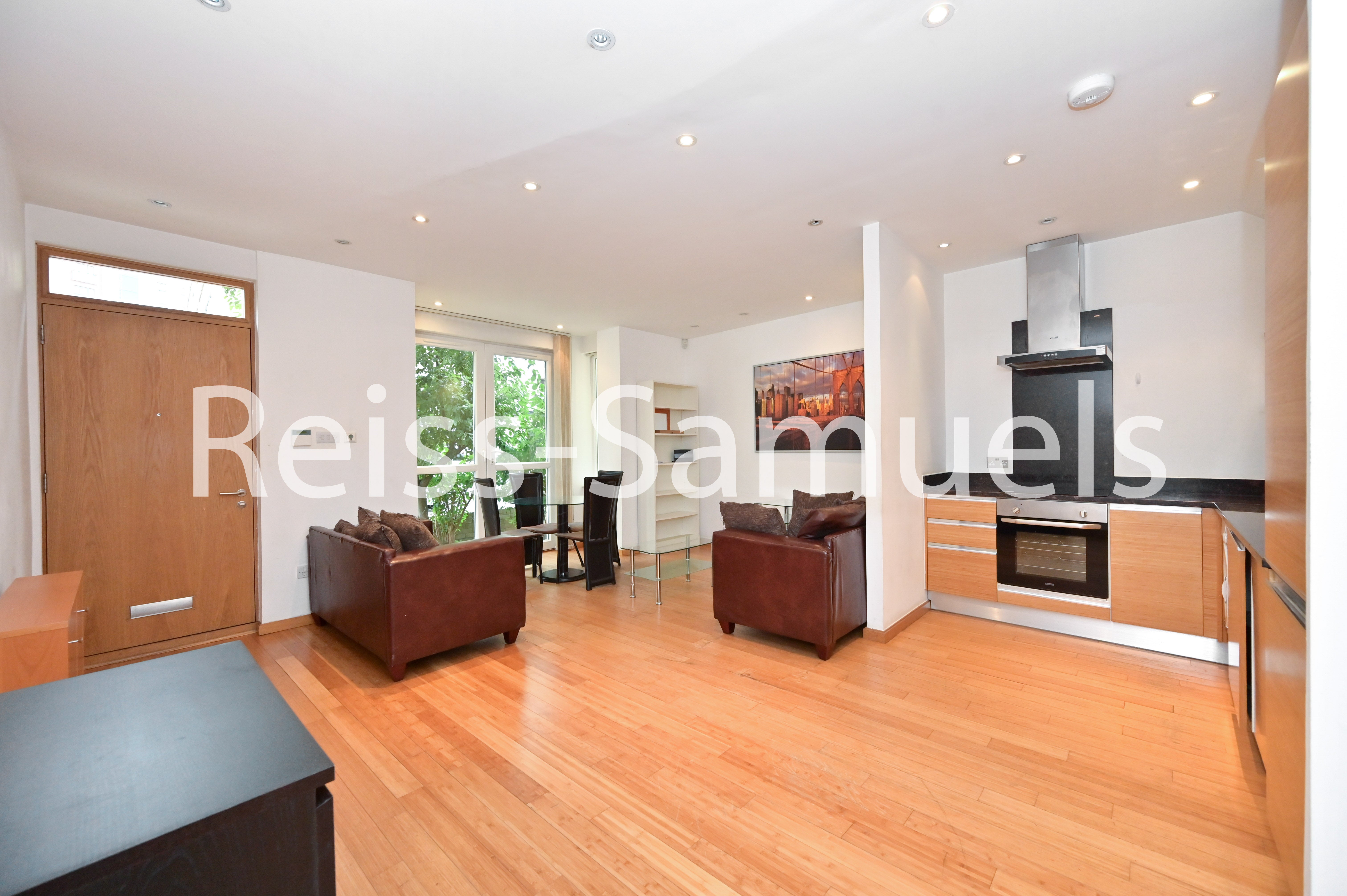Flat Westferry Road in Greater London