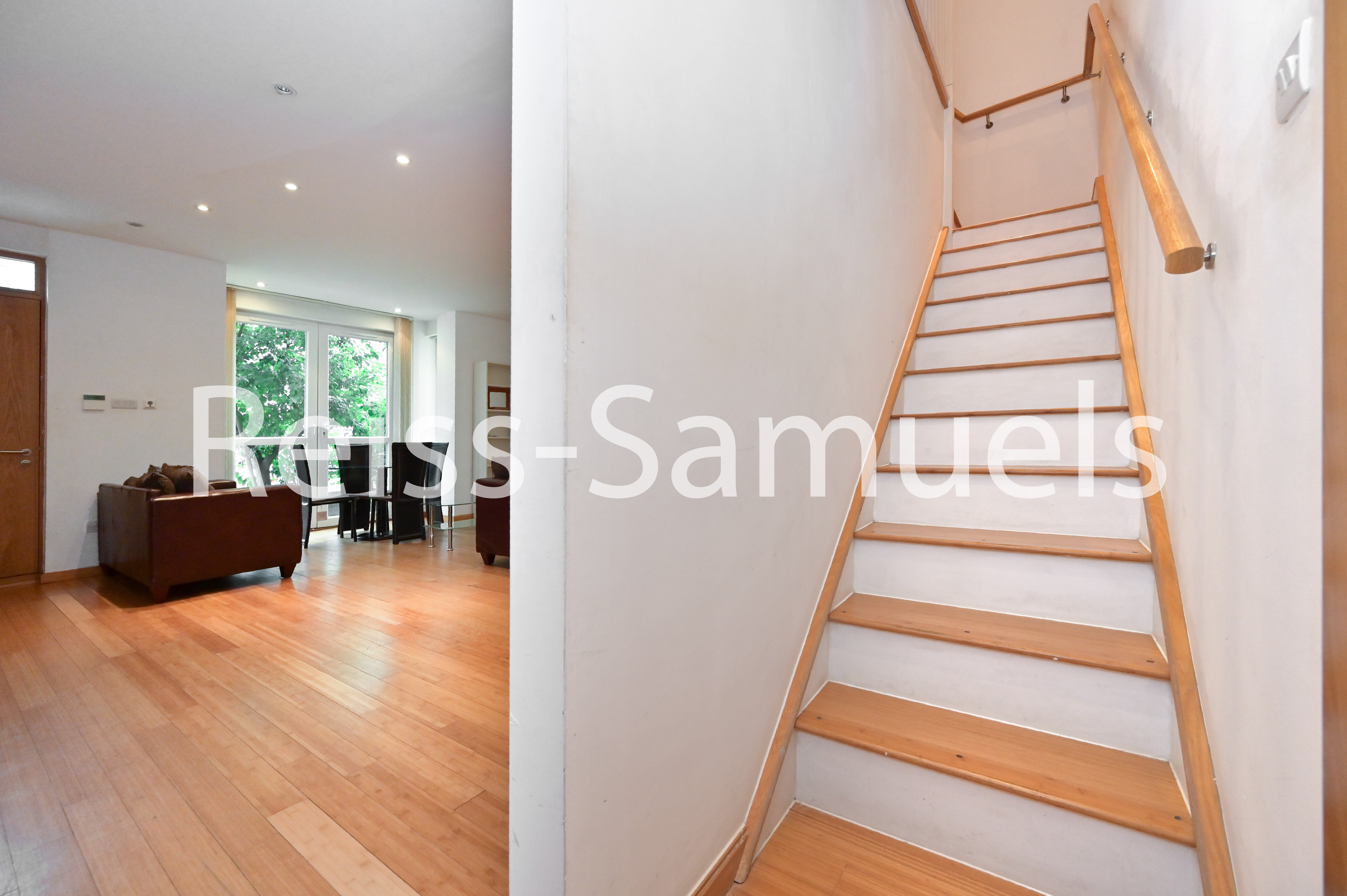 Flat Westferry Road in Greater London