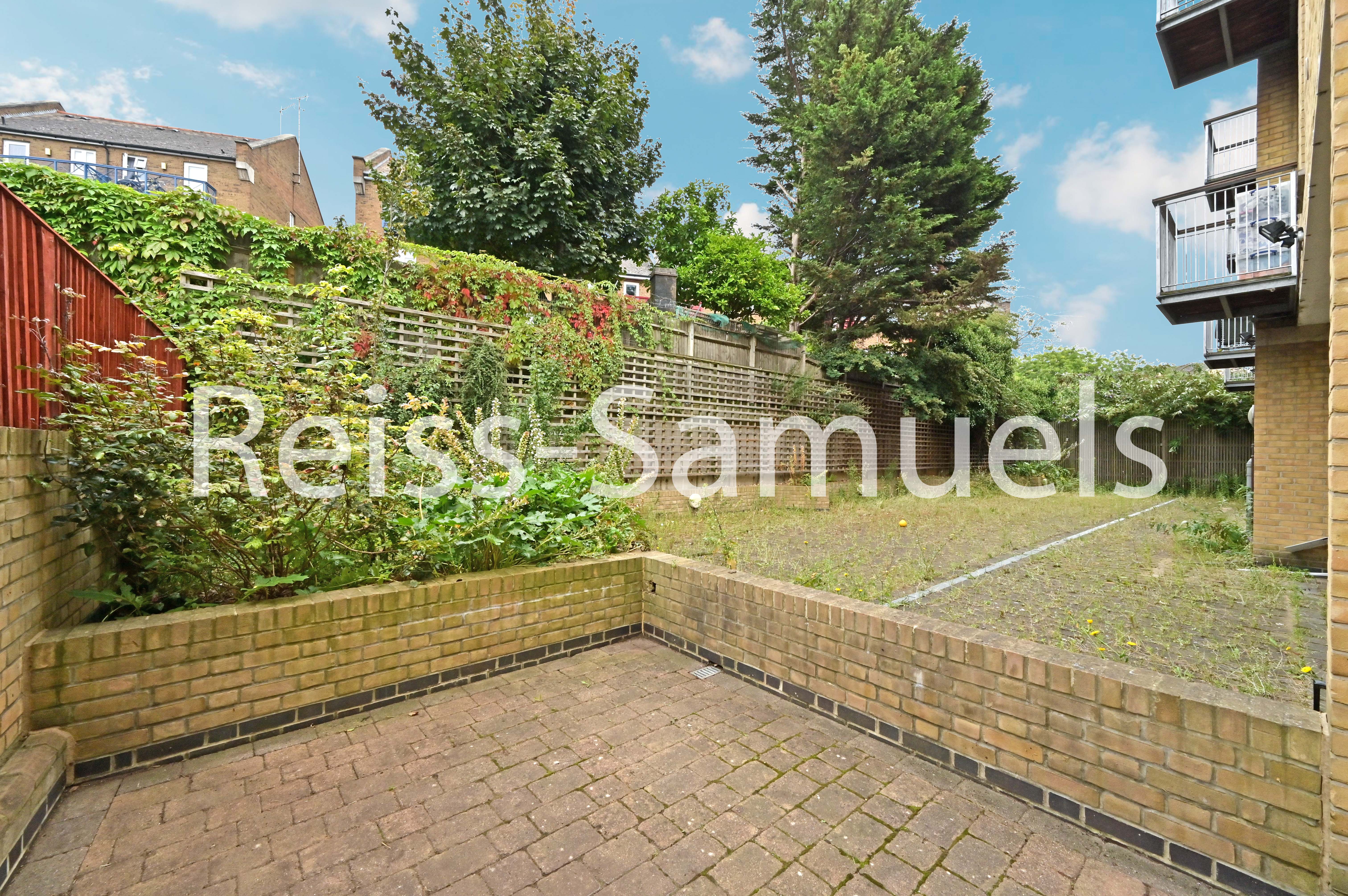 Flat Westferry Road in Greater London