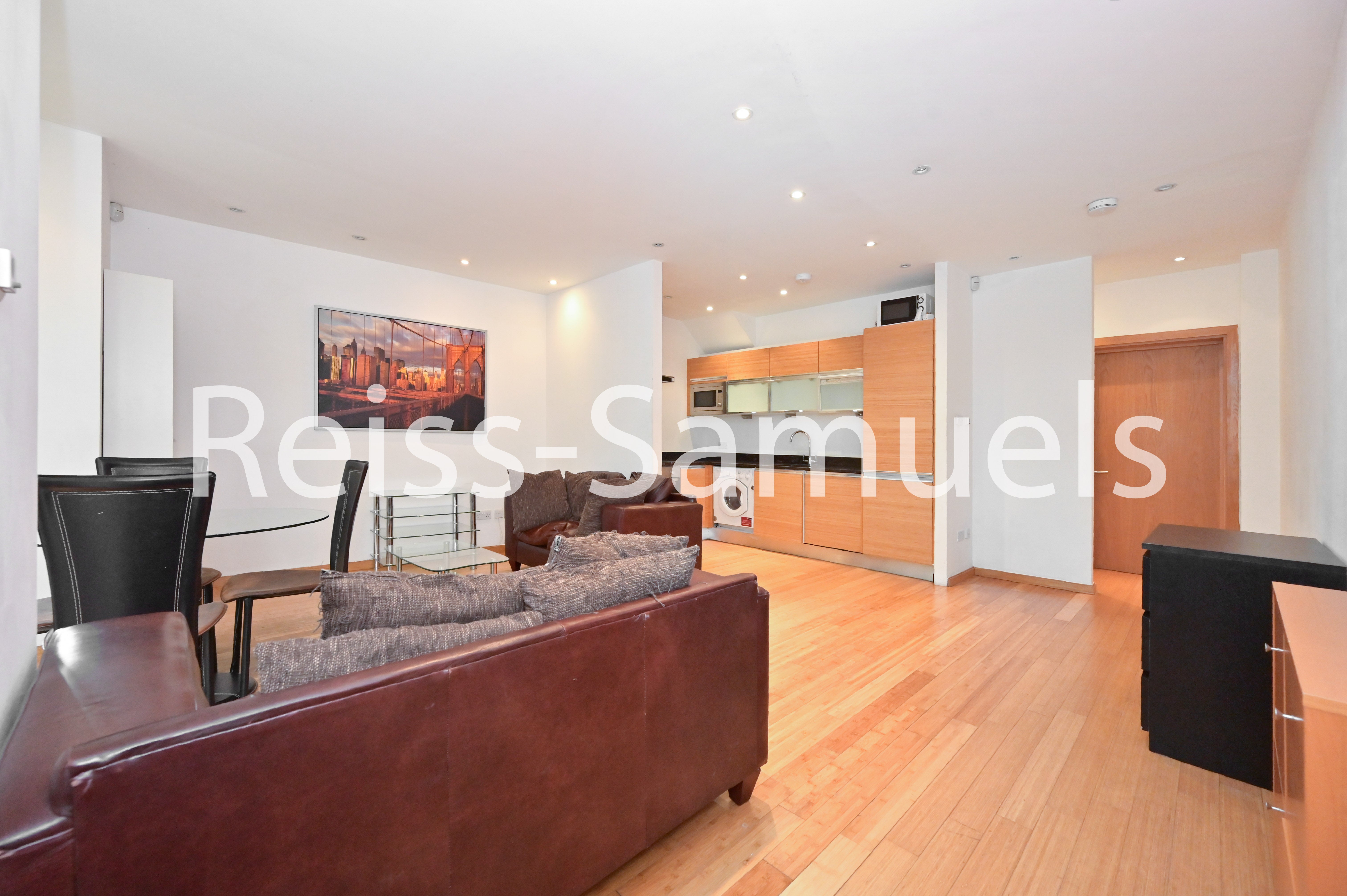 Flat Westferry Road in Greater London