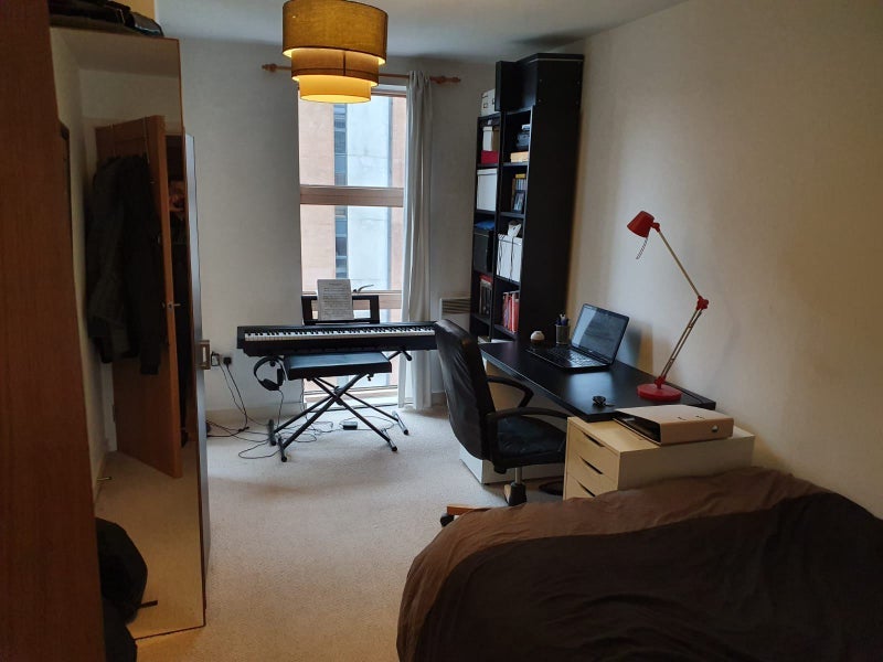 Room Hornbeam Way in Manchester