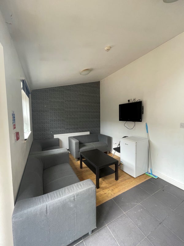 Room Ednaston Road in Nottingham