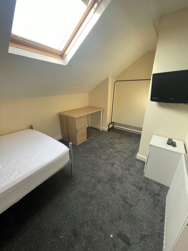 Room Ednaston Road in Nottingham