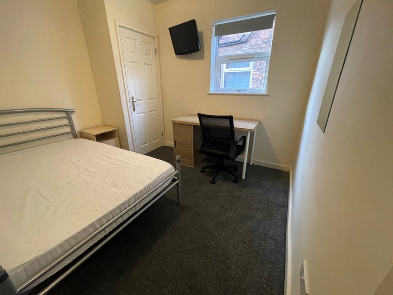 Room Ednaston Road in Nottingham