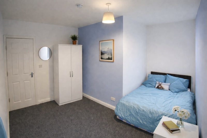 Room Chadwick Road in Salford