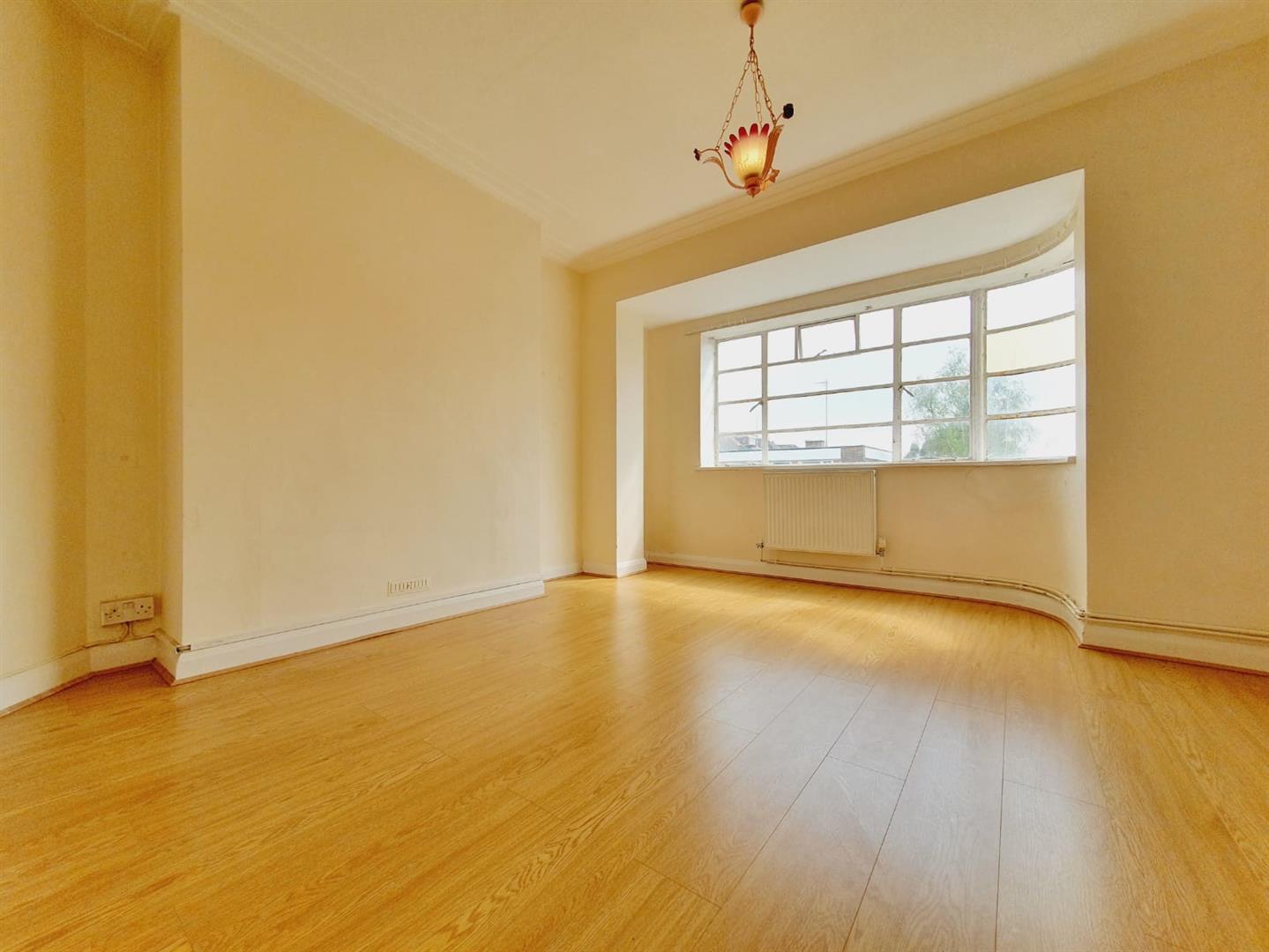 Flat Oman Avenue in Greater London