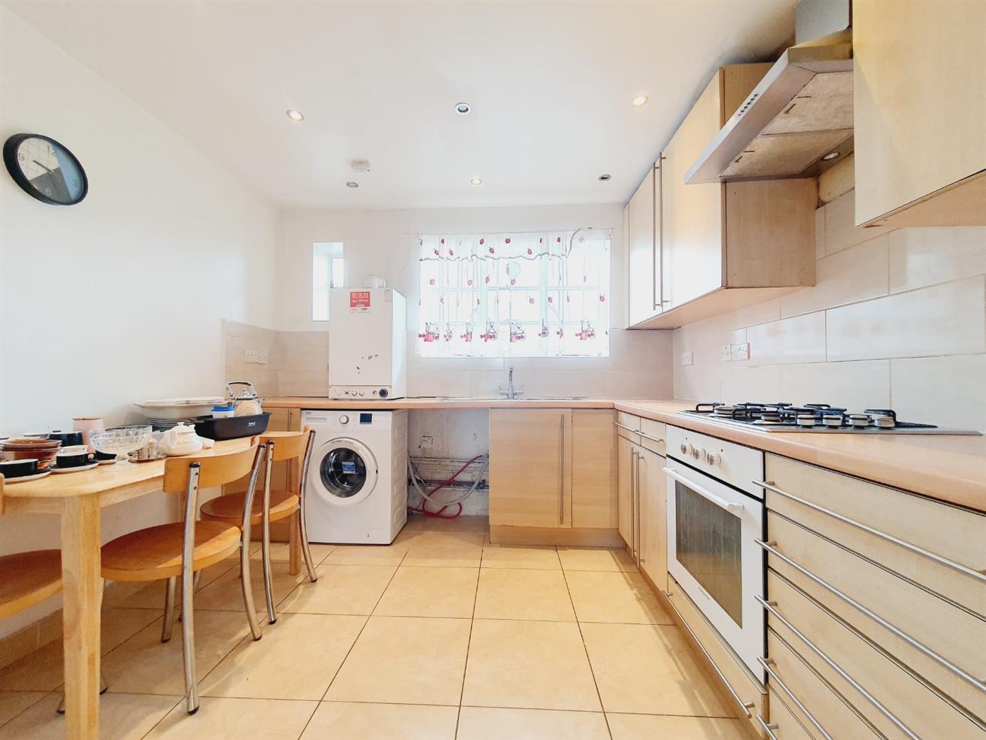Flat Oman Avenue in Greater London