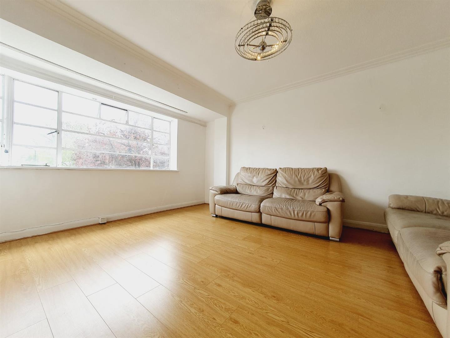 Flat Oman Avenue in Greater London
