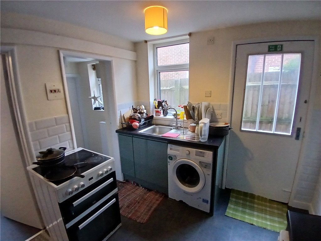 Room Heathcote Road in Epsom and Ewell