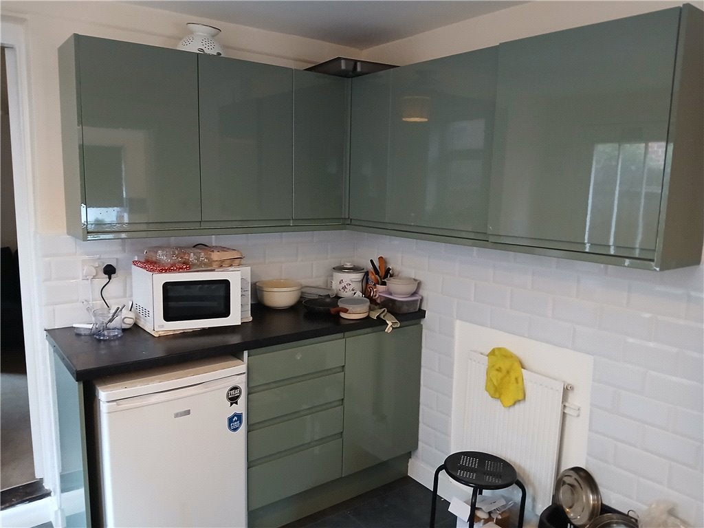 Room Heathcote Road in Epsom and Ewell