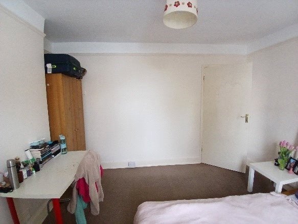 Room Heathcote Road in Epsom and Ewell