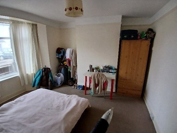 Room Heathcote Road in Epsom and Ewell