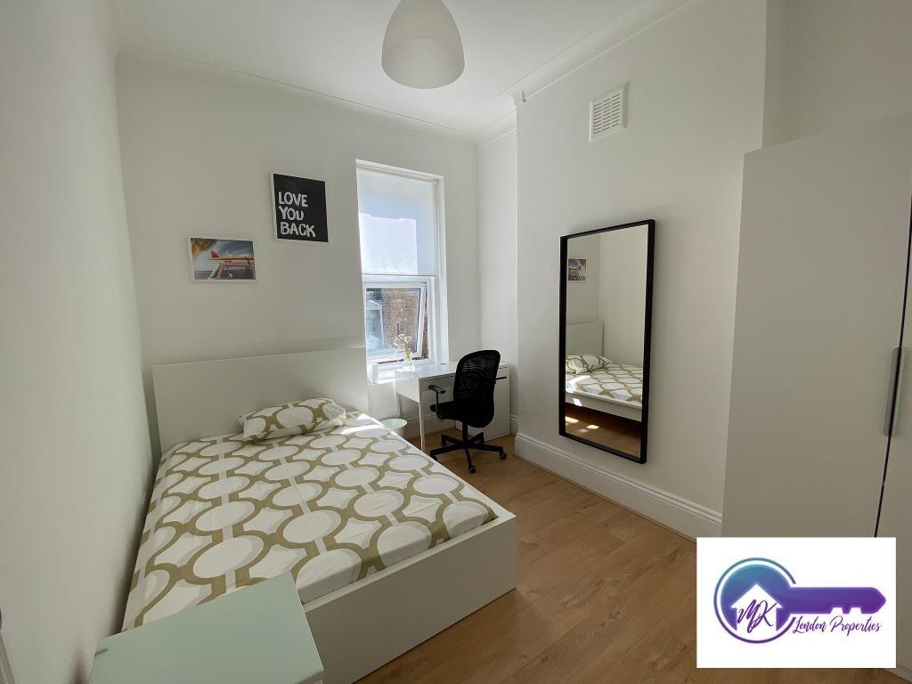 Room Floyd Road in Greater London