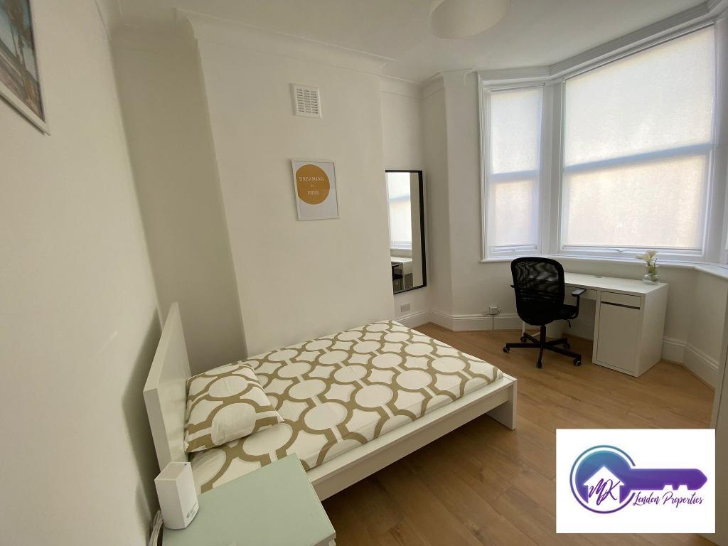 Room Floyd Road in Greater London