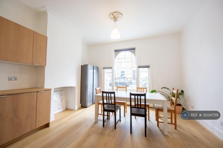 House Calverley Grove in Greater London