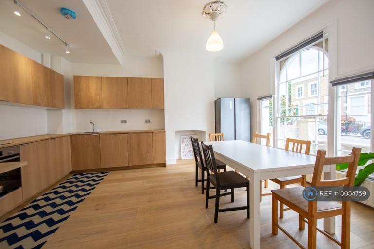 House Calverley Grove in Greater London
