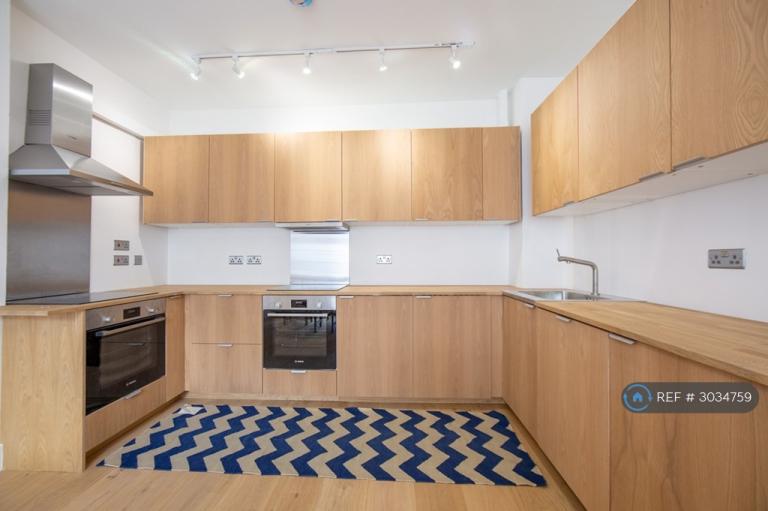 House Calverley Grove in Greater London