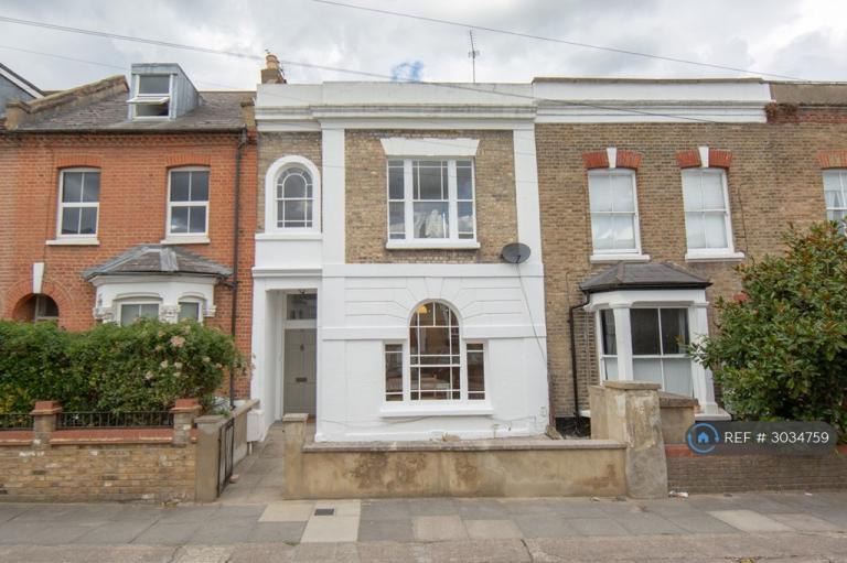 House Calverley Grove in Greater London