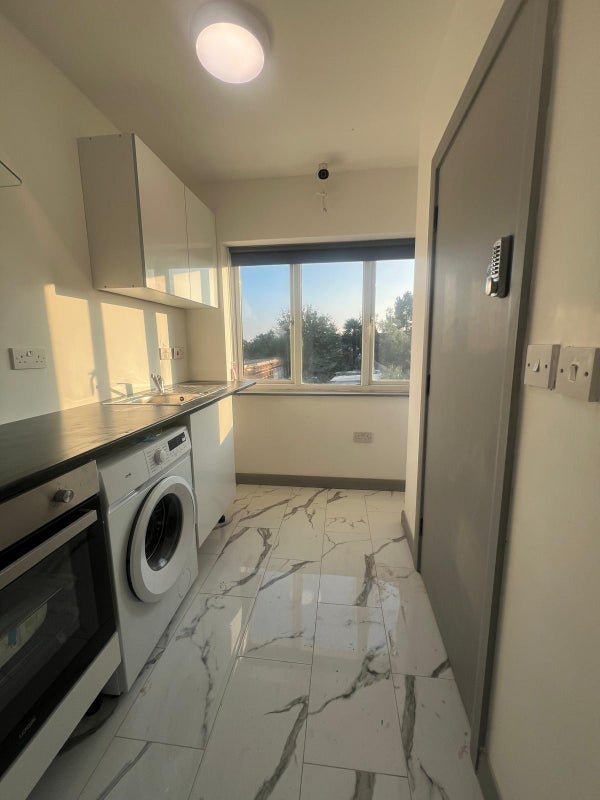 Room Bath Road in Slough