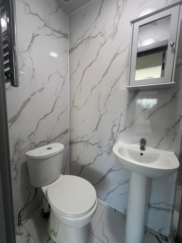 Room Bath Road in Slough