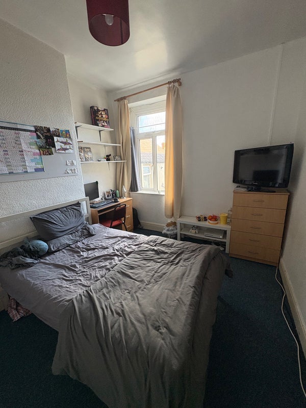 Room Montgomery Street in Cardiff