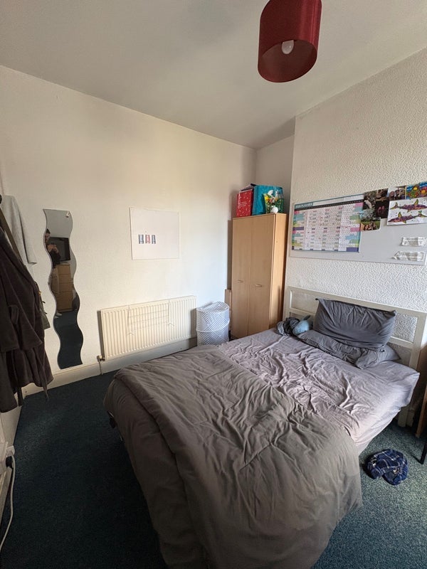 Room Montgomery Street in Cardiff