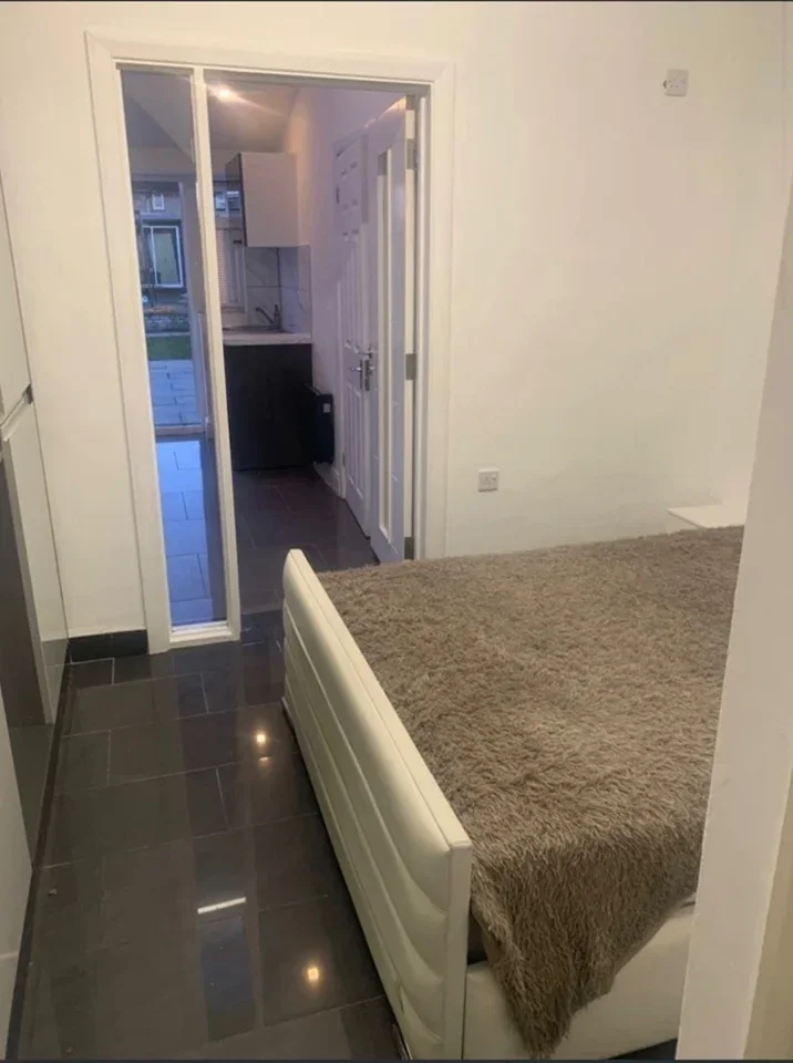 Flat Castle Avenue in Greater London