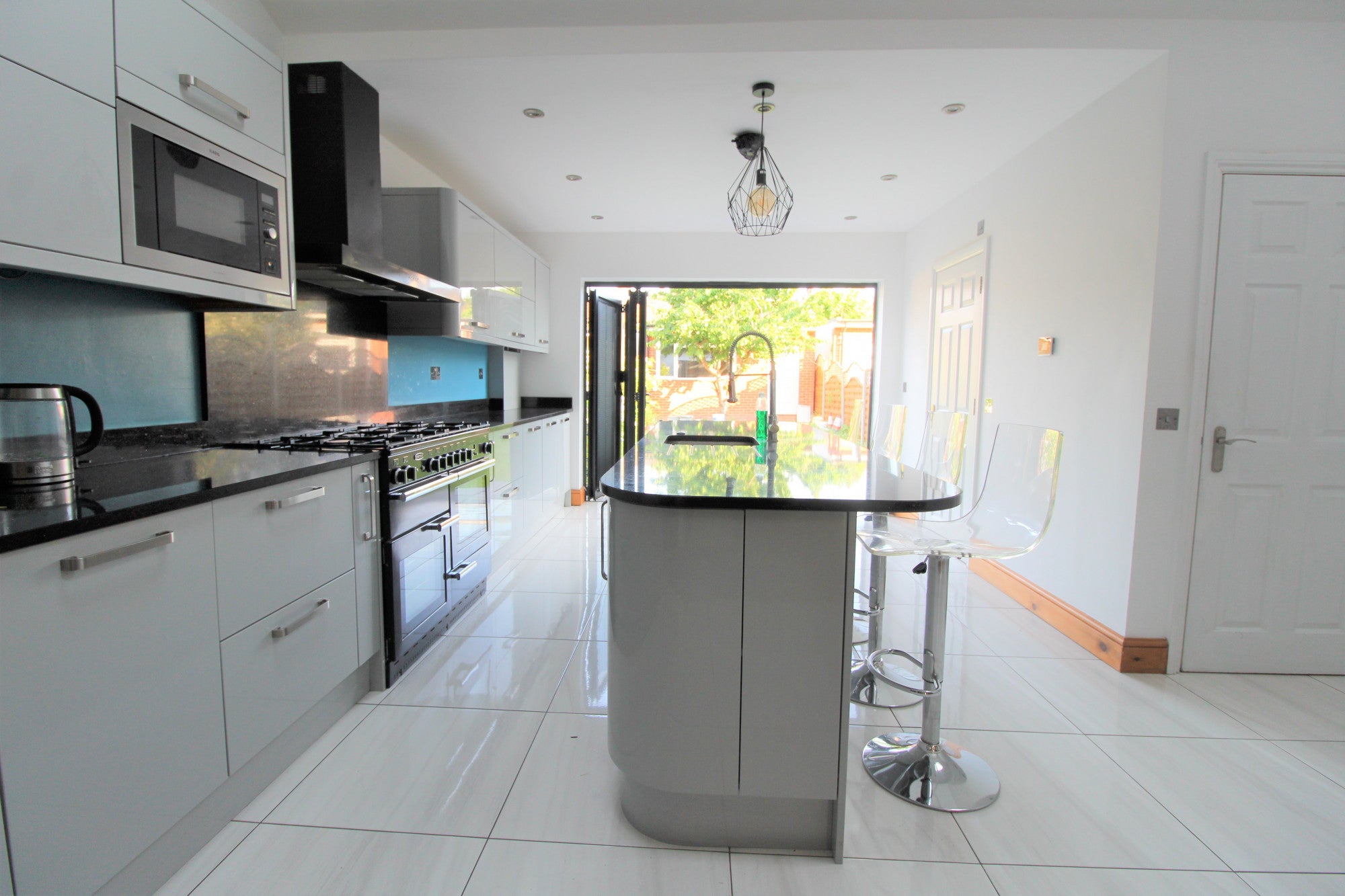 Flat Kensington Avenue in Greater London