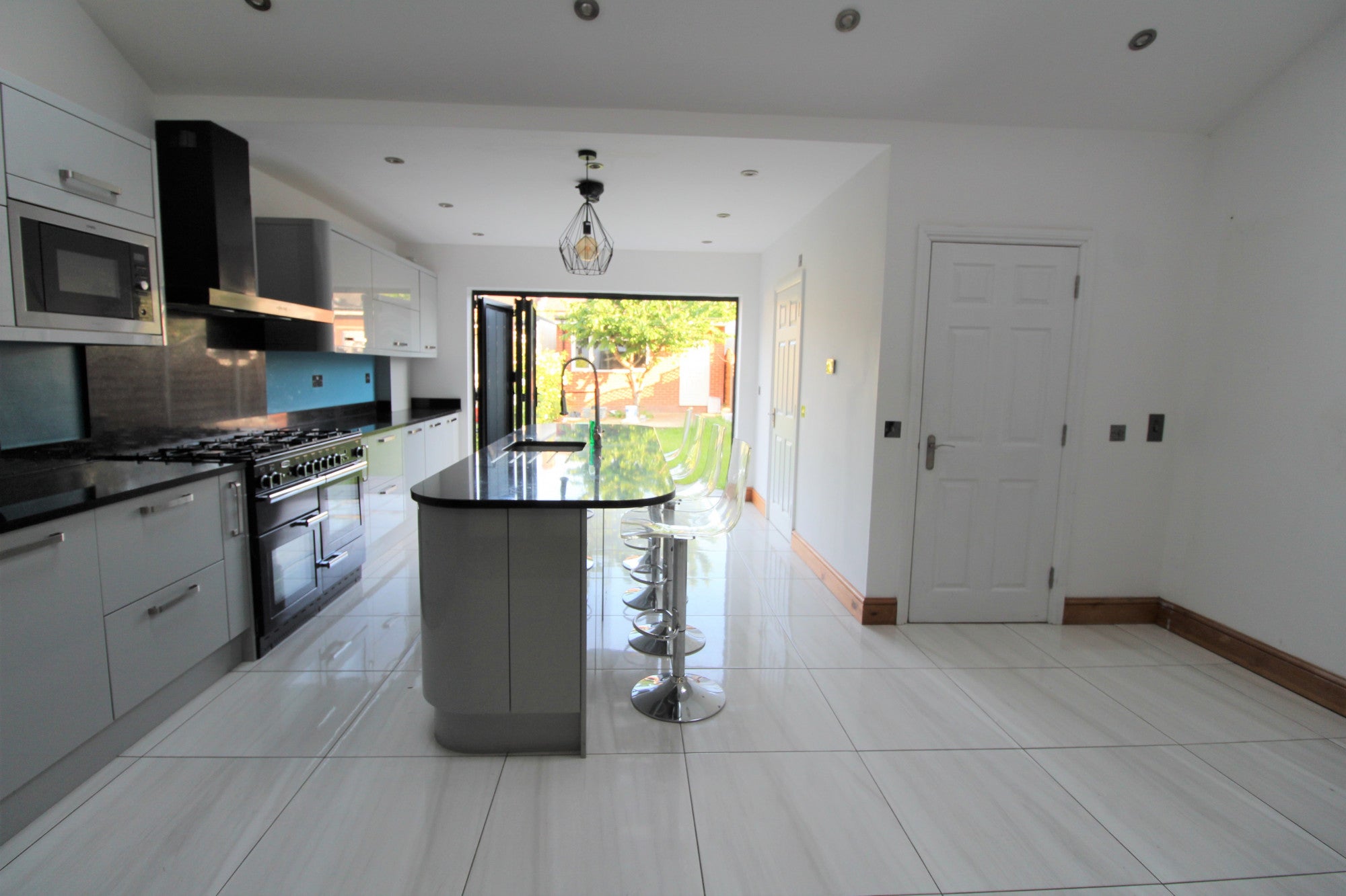 Flat Kensington Avenue in Greater London
